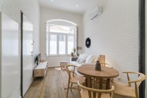里斯本Casa Boma Lisboa - Design Apartment with Private Vegetal Terrace - Lapa VII的客厅配有桌子和沙发