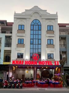 Bến CátKhải Hoàn Hotel 2的带有阅读卡特尼月亮标志的酒店