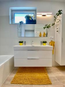 兹林Brunetti Villa Zlín的一间带白色水槽和窗户的浴室