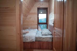佩奇Villa Route Rugove的小房间设有床和窗户