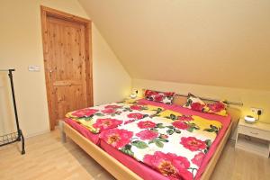 马尔肖Ferienhaus Malchow SEE 4901的一间卧室配有一张带花卉棉被的大床