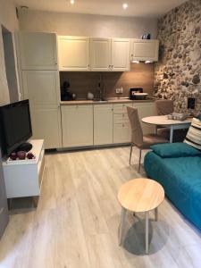 昂蒂布Vieil Antibes, ravissant 2p avec petite terrasse的一间带蓝色沙发的客厅和一间厨房