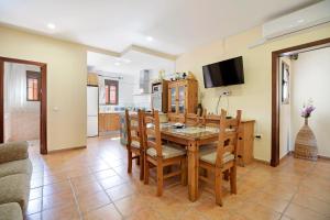 奇克拉纳－德拉弗龙特拉Casa rural El Campo的厨房以及带桌椅的用餐室。