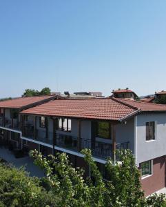 茨雷沃Studio 8 Arapya的公寓大楼设有红色的瓷砖屋顶
