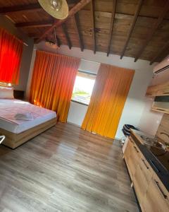 茨雷沃Studio 8 Arapya的一间卧室配有床和带窗帘的窗户