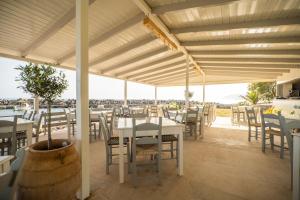弗朗哥卡斯特隆Mylos Seaside Experience的一间带桌椅的海景餐厅