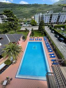 加尔达湖滨SunLake Hotel的享有带蓝色躺椅的游泳池的顶部景致