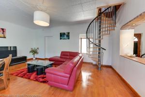 艾克斯莱班Villa Lamartine的客厅配有红色的沙发和桌子