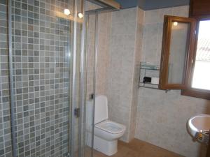 UdaveBalkonpe II的一间带卫生间和玻璃淋浴间的浴室