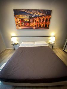 维罗纳阿勒娜酒店的墙上画的一张床上