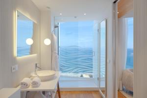 巴达洛纳Hotel Marina Badalona的设有带水槽的浴室,享有海景