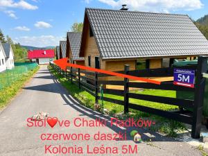 拉德库夫Stolove Chatki Radków的路边有围栏的房子