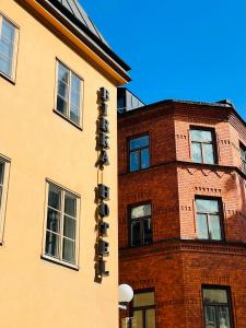 斯德哥尔摩Birka Hotel的建筑的侧面有标志