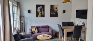 蒙尼肯丹De Rokerij的客厅配有紫色沙发和桌子
