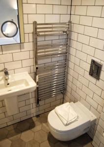 
伦敦维多利亚旅馆的一间浴室
