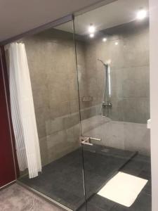 卡缅涅茨-波多利斯基Red Cube Hotel的浴室里设有玻璃门淋浴