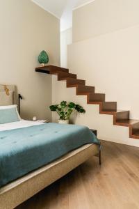 巴勒莫InCanto的一间卧室设有一张床和一个楼梯