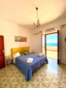 波西塔诺Casa Marty的一间卧室设有一张床,享有海景