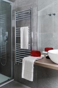 巴勒莫InCanto的带淋浴、盥洗盆和台面的浴室
