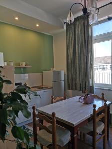 阿谢亚Appartamento Salvia in centro的厨房配有桌椅和窗户。