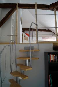 蒙绍Der kleine Globetrotter的配有双层床的客房内的螺旋楼梯