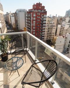 布宜诺斯艾利斯Isi Baires Alquiler Temporario的市景阳台配有两把椅子