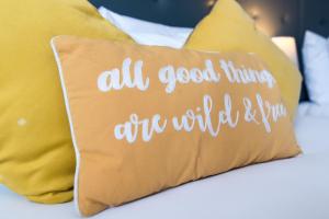 诺丁汉The Linden Leaf Rooms - Classy & Stylish的床上的枕头和黄色枕头