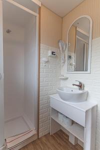 莱韦拉诺盖塔别墅乡村住宿加早餐旅馆的白色的浴室设有水槽和淋浴。