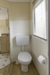 莱韦拉诺盖塔别墅乡村住宿加早餐旅馆的一间带白色卫生间的浴室和窗户。