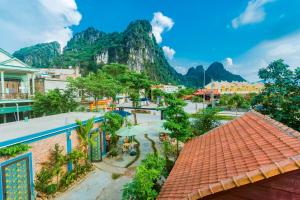 峰牙Phong Nha Green Homestay的享有以山为背景的城镇美景