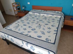 马纳罗拉affittacamere nuova Vandiris的卧室里的一张床铺,床上有毯子