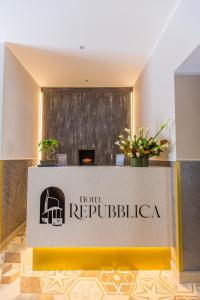 米兰Hotel Repubblica的大堂的酒店公共场所标志