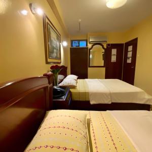 瓜亚基尔Hostal Montesa的酒店客房,设有两张床和镜子