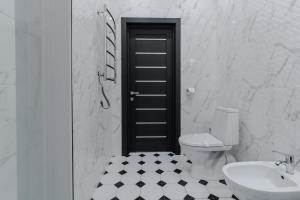 利沃夫Opera Passage Hotel & Apartments的白色的浴室设有卫生间和水槽。