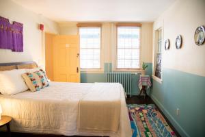 伍德斯托克The Vesper Woodstock的一间卧室设有床、黄色的门和窗户