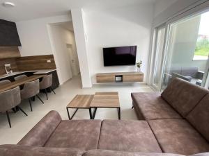 沃迪切Apartman Emanuel的客厅配有沙发和桌子
