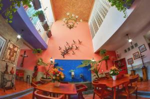 瓜达拉哈拉CASA ALFAREROS的一间设有两张桌子和壁炉的房间