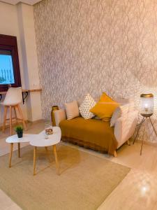 卡尔达斯·德·雷斯Villa Galicia的客厅配有沙发和桌子