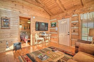 Bean StationRivers View - Cherokee Lake Cabin with Fire Pit!的小屋内的客厅配有沙发和桌子