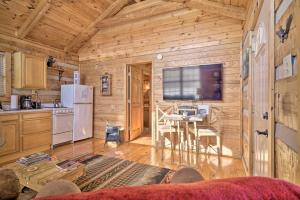 Bean StationRivers View - Cherokee Lake Cabin with Fire Pit!的小屋内的厨房和用餐室配有大电视