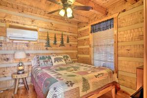 Bean StationRivers View - Cherokee Lake Cabin with Fire Pit!的小木屋内一间卧室,配有一张床