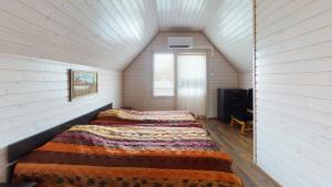 拉彭兰塔Saimaa Marina Garden Apartments的阁楼上的卧室配有两张床