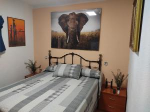 CarcastilloEL PINAR DE BARDENA的一间卧室配有一张大象照片的床