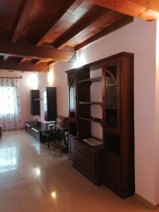 RipaVilla ILIRIA的客厅配有木制橱柜和桌子