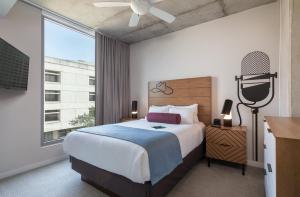 奥斯汀Club Wyndham Austin的一间卧室设有一张床和一个大窗户