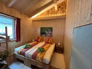 DonnersbachBergblick Hollnhof的木制客房内的一间卧室,配有一张床