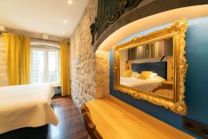特罗吉尔多姆斯马里蒂玛酒店的一间设有一张床的客房,墙上设有镜子
