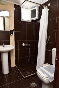 埃拉福尼西岛Rooms Kochilas Elafonisi的带淋浴、卫生间和盥洗盆的浴室