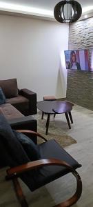 克鲁舍瓦茨Tajna037的带沙发和咖啡桌的客厅