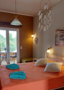 斯达林苏珊酒店的一间卧室配有一张橙色大床和两条毛巾